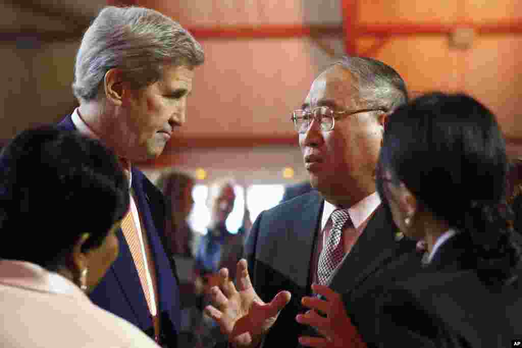 Secretary of State John Kerry, left, talks with China&#39;s Special Representative on Climate Change Xie Zhenhua prior to the opening of the final COP21 conference.