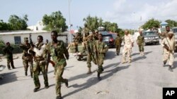Tentara Somalia mengamankan lokasi di komplek istana Presiden di Mogadishu pasca serangan bom mobil (9/7). 