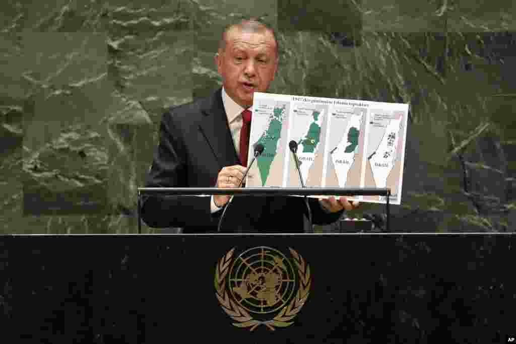 رجب طیب اردوغان رئیس جمهوری ترکیه در بخشی از سخنان خود به سرزمین های فلسطینی پرداخت و با نقشه سعی کرد نشان دهد در دهه های گذاشته این سرزمین ها کاهش یافته اند.&nbsp;