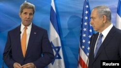 FILE - Israeli Prime Minister Benjamin Netanyahu (R) and U.S. Secretary of State John Kerry meet in Jerusalem on Nov. 24, 2015.