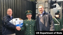 美国驻上海总领馆外交安全官员春节前为中国武警送上迷你汉堡，感谢中国武警为美国外交机构的安保服务 （美国国务院， 摄于2018年2月8日）