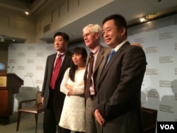 （左起）鲍朴、郭小橹、夏伟、慕容雪村在纽约的关于中国审查制度的座谈会上 (2015年5月26日，美国之音方冰拍摄)