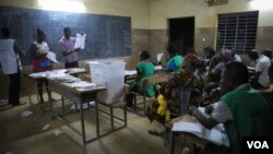 Staff at a polling station count ballots in the presence of observers from various organizations and political parties, in Ouagadougou, Burkina Faso, November 29, 2015. (Photo - E. Iob/VOA)