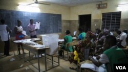 Staff at a polling station count ballots in the presence of observers from various organizations and political parties, in Ouagadougou, Burkina Faso, November 29, 2015. (Photo - E. Iob/VOA)