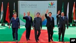 Presidentes do BRICS (da esquerda para a direita, Brasil, Rússia, Índia, China e África do Sul) durante a cimeira do ano passado em Nova Deli.