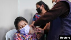 Una mujer guatemalteca recibe una dosis de la vacuna de Moderna contra el COVID-19 en Sumpango, Guatemala, el 14 de agosto de 2021.