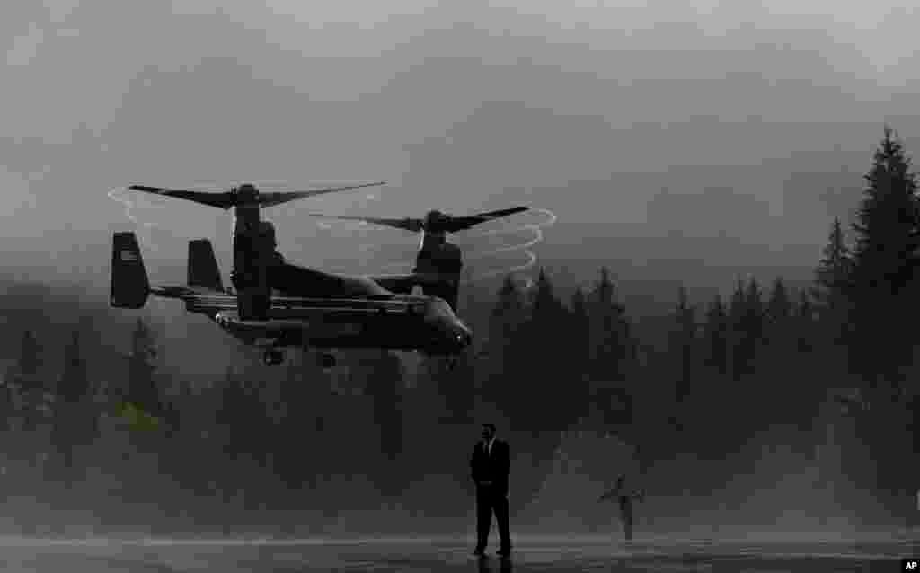 Một chiếc máy bay Osprey hạ cánh trong mưa gần khách sạn Schloss Elmau gần Garmisch-Partenkirchen, miền nam nước Đức, ngày 8 tháng 6, 2015 để đưa những thành viên trong đoàn tháp tùng Tổng thống Mỹ Barack Obama từ Hội nghị Thượng đỉnh G-7 đến sân bay Munich, để trở về Washington.