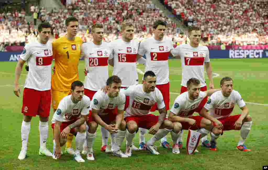 Матч збірних Польщі та Греції відкривав чеміонат. Напружена гра закінчилась бойовою (у матчі було показано 2 червоні картки) нічиєю 1:1.