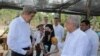 El presidente de México, Andrés Manuel López Obrador, y el asesor para el clima de EE. UU., John Kerry, conversan sobre un programa de plantación de árboles en Palenque, Chiapas, el 18 de octubre de 2021.