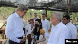 El presidente de México, Andrés Manuel López Obrador, y el asesor para el clima de EE. UU., John Kerry, conversan sobre un programa de plantación de árboles en Palenque, Chiapas, el 18 de octubre de 2021.