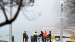 Čikaška policija patrolira na biciklima duž jezera Mičigen čiji je deo ograđen barikadama.