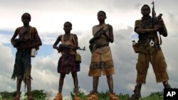 Combatentes do LRA um grupo rebelde acusado de crimes de guerra e também de recrutar crianças e violar mulheres