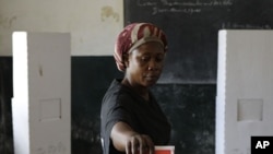 Raia wa Liberia akipiga kura katika moja ya vituo vya kupigia kura nchini humo