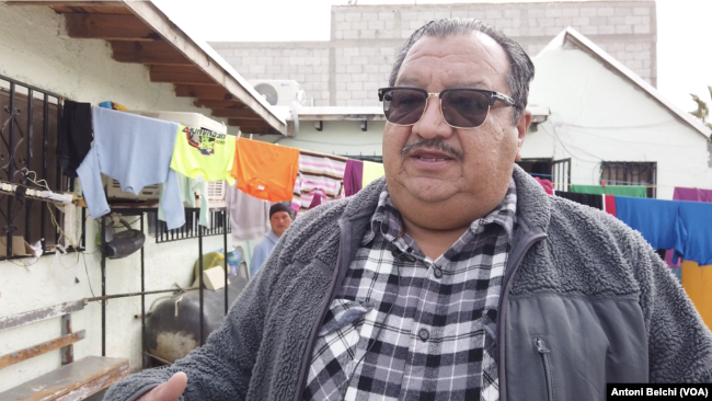 El pastor de la Iglesia Metodista de México, Juan Fierro, ha convertido el templo "El Buen Pastor" de Ciudad Juárez en un albergue para las decenas de migrantes latinoamericanos que esperan cruzar la frontera.