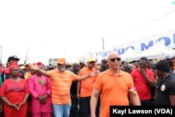 Début de la marche, en T-Shirt et casquette orange tenant sa tête, le chef de file de l'opposition, Jean-Pierre Fabre à Lomé, le 6 septembre 2017. (VOA/Kayi Lawson)