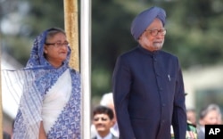 Le Premier ministre Manmohan Singh (à dr.) et son homologue du Bangladesh, Sheikh Hasina (6 sept. 2011)