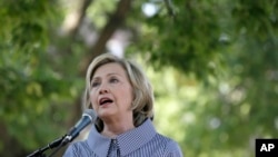 Bakal calon presiden Demokrat Hillary Rodham Clinton dalam sebuah konferensi pers saat berkunjung ke Iowa State Fair, 15 Agustus 2015, di Des Moines, Iowa. 