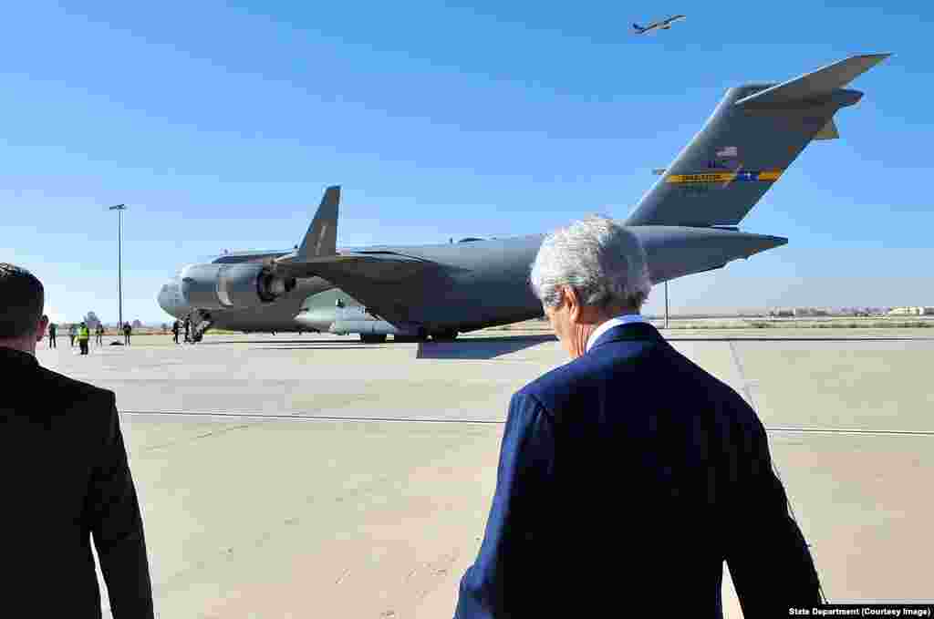 Secretary Kerry Greets Crew of Air Force Plane Flying Him to Iraq.