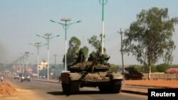 Sebuah tank militer Sudan Selatan melakukan patroli di ibukota Juba (foto: dok). 