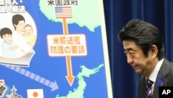 아베 신조 일본 총리가 지난 1일 기자회견에서 일본 정부가 추진해온 집단 자위권에 관해 설명하고 있다.