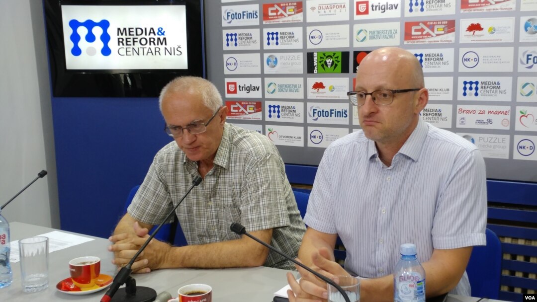 Bivši poverenik za informacije od javnog značaja i zaštitu podataka o ličnosti Rodoljub Šabić i programski direktor Transparentnosti Srbija na okruglom stolu u Medijacentru Niš, u Nišu, 17. juna 2019.