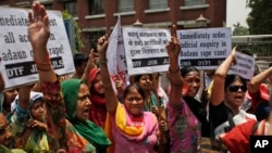 Para aktivis perempuan di New Delhi, India memrotes kekerasan terhadap kaum perempuan di Uttar Pradesh (31/5).