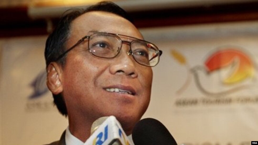 Menteri Energi dan Sumber Daya Mineral, Jero Wacik melarang pembangkit listrik baru memakai BBM.
