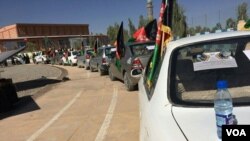 ګډونوالو د احمد شاه ابدالي تصویرونه او د افغانستان ملي بیرغ له ځان سره لېږدول