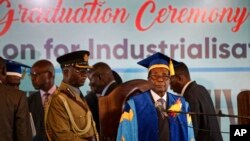 Presiden Zimbabwe Robert Mugabe (kanan tengah), memimpin wisuda mahasiswa di Universitas Terbuka Zimbabwe di pinggiran Harare, Zimbabwe, Jumat, 17 November 2017. Mugabe untuk pertama kalinya tampil di hadapan publik setelah pihak militer menempatkannya sebagai tahanan rumah awal pekan ini.