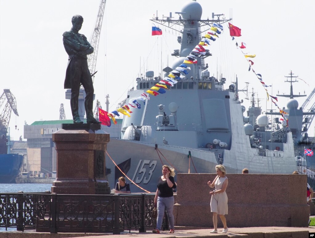 中国海军西安号导弹驱逐舰停靠在俄罗斯圣彼得堡的涅瓦河上。（2019年7月26日）(photo:VOA)