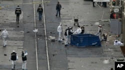 Security and forensic officials work at the explosion site in Istanbul, March 19, 2016. A suicide attack on Istanbul's main pedestrian shopping street Saturday killed a number of people and injured over a dozen others.