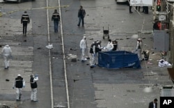 Security and forensic officials work at the explosion site in Istanbul, March 19, 2016. A suicide attack on Istanbul's main pedestrian shopping street Saturday killed a number of people and injured over a dozen others.