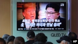 سیول میں لوگ ایک ٹی وی چینل پر صدر ٹرمپ اور شمالی کوریا کے سربراہ کم کی مجوزہ ملاقات کی منسوخی کے متعلق خبر دیکھ رہے ہیں۔ 25 مئی 2018