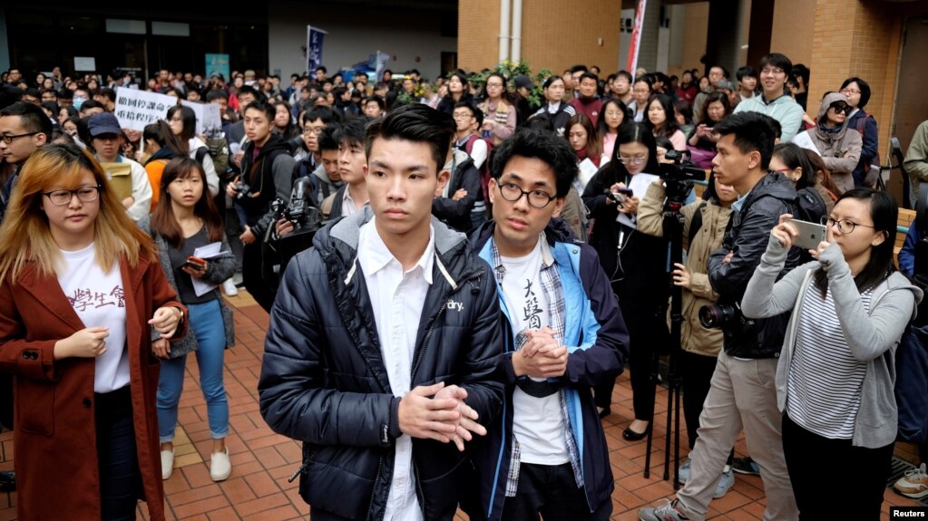 香港浸会大会被停课的学生刘子颀(左)和陈乐行参加集会(2018年1月26日路透社)