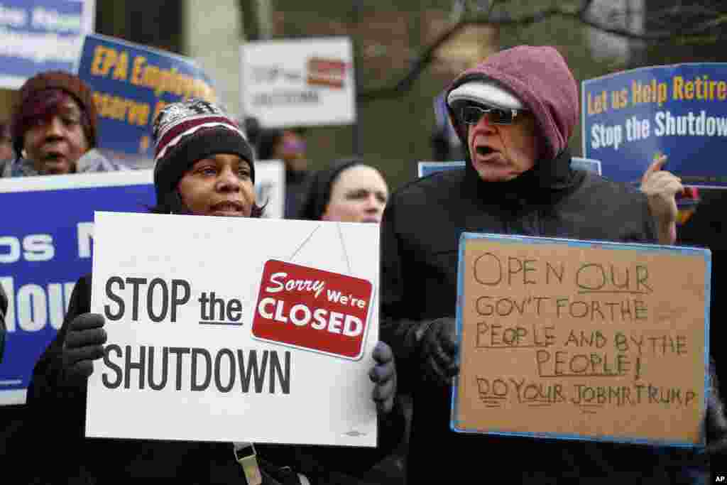 미국 미시간주 디트로이트에서 시민들이 연방 정부 폐쇄 중단을 요구하는 시위를 하고 있다.