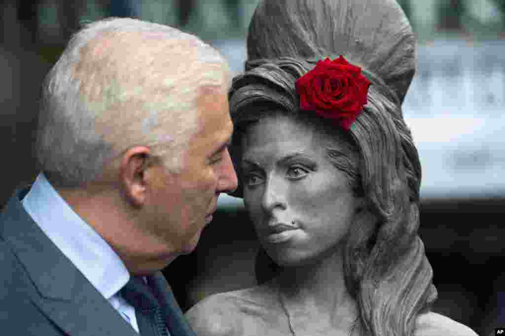 Mitch Winehouse looks at a statue of his late daughter, Amy Winehouse, after it was unveiled in Camden&#39;s Stables Market, in London, England.