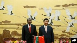 Rais wa kenya Uhuru Kenyatta (L) na Rais Xi Jinping wa China 