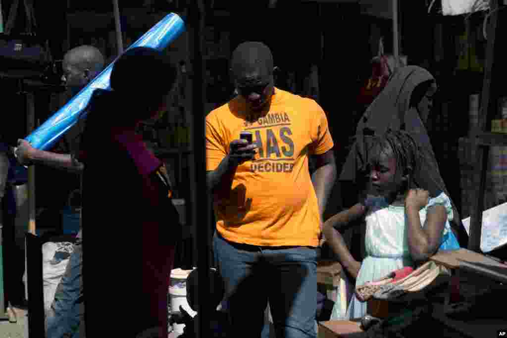 Un homme portant une chemise &quot;#Gambia has decided&quot; dans le marché de Banjul, le 23 Janvier 2017