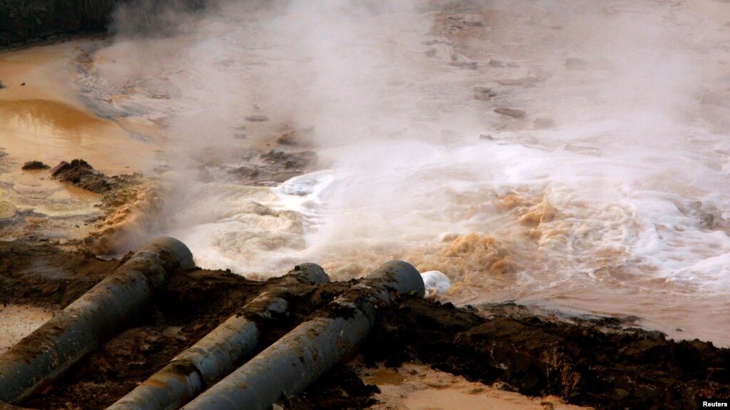 资料照：中国内蒙古一座稀土冶炼厂的管道将污水排放到包头市郊区一座巨大的尾矿坝中。(photo:VOA)