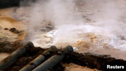 资料照：中国内蒙古一座稀土冶炼厂的管道将污水排放到包头市郊区一座巨大的尾矿坝中。