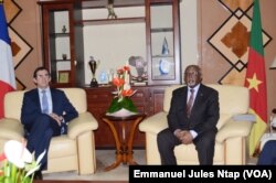 A gauche Gilles Thibault, l’ambassadeur de France au Cameroun, convoqué par le ministre camerounais des Relations extérieures, à Yaoundé, le 1er février 2019. (VOA/Emmanuel Jules Ntap)