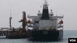 Kapal tanker minyak Iran, Fortune, berlabuh di dermaga kilang El Palito dekat Puerto Cabello, Venezuela, Senin, 25 Mei 2020. (Foto: dok).