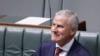 Wakil Perdana Menteri Australia, Michael McCormack, tersenyum saat duduk di parlemen di Canberra, Senin, 26 Februari 2018. (Foto: AP)