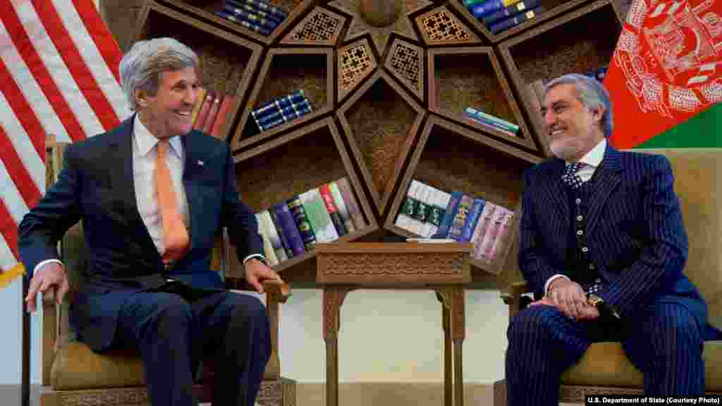Menteri Luar Negeri AS John Kerry bersama CEO Afghanistan Abdullah Abdullah sebelum pertemuan di Istana Sepidar di Kabul, Afghanistan (9/4).