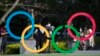 Orang-orang mengambil gambar cincin Olimpiade yang dipasang oleh Museum Olimpiade Jepang di Tokyo pada hari Jumat, 19 Maret 2021. (Foto: AP/Hiro Komae)