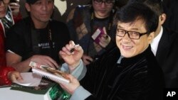 Bintang seni bela diri Jackie Chan memberikan tanda tangan di Hong Kong. (Foto: Dok)
