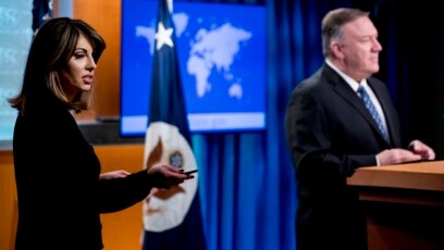 Bà Morgan Ortagus trong một cuộc họp báo với Ngoại trưởng Mike Pompeo.