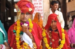 Pernikahan anak usia 16 tahun (pengantian pria) dan mempelai perempuan usia 15 tahun dilakukan di Desa Kamkheda, Rajasthan, India barat (foto: dok).