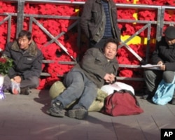 在北京站等候上车返乡的农民工