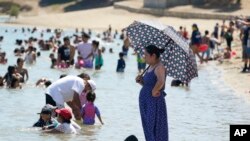 熱浪熾烤加州居民到海灘避暑。